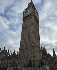 Fototapeta premium Big Ben est la tour horloge du palais de Westminster, et un symbole de la ville de Londres et Le palais