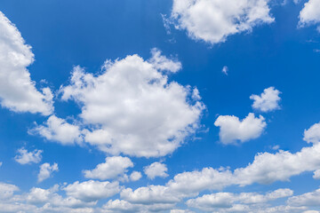 Himmel mit flockigen Cumulus-Wolken als Hintergrund und Himmelsersatz
