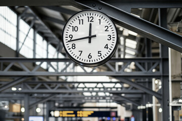 train station concept modern clock hanging pole front concepto de estaci&oacute;n de tren reloj moderno colgado en un poste frontal concept de gare ferroviaire horloge moderne poteau suspendu fa&ccedil;ade