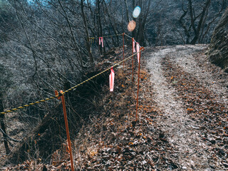 山道の崩れた崖にロープ