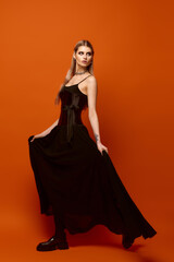 Naklejka premium Celebrating the spooky season with a stunning Halloween costume and striking elegance