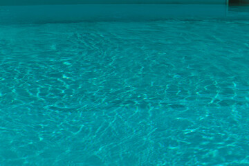 Obraz premium Close-up of shimmering turquoise pool water with gentle ripples and reflections.