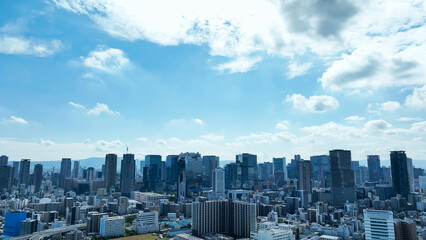 Obraz premium 現代都市と青空のドローン空撮
