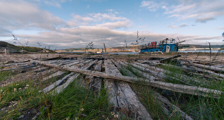 Obraz premium old abandoned sunken ship in the water at the ship cemetery