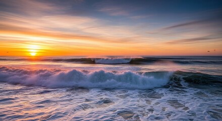 Obraz premium Golden Hour Ocean: Waves Crashing Under a Vibrant Sunrise Spectacle