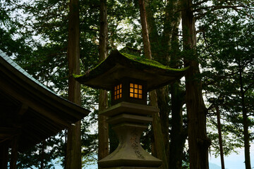 諏訪大社の境内にある灯篭