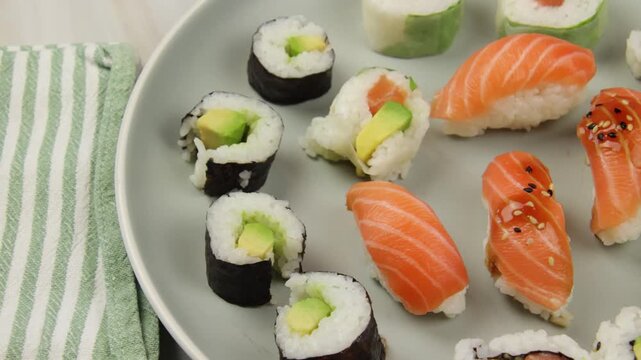 Assortiment de sushis et makis frais au saumon