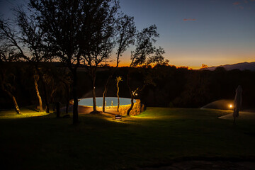 Fototapeta premium Vistas de una piscina en el campo de noche