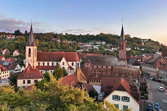 Zwei Kirchen in Weingarten