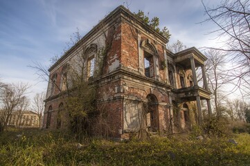 Obraz premium Remnants of a grand historic residence damaged by revolutionary forces in the early 1900s.
