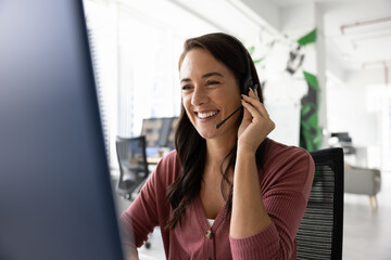 Technical support agent helping to clients troubleshoot technical issues online