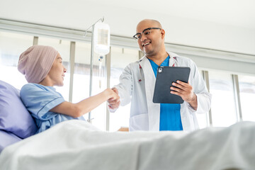 Obraz premium Male doctor visiting female cancer patient with care and compassion in hospital room. Oncology support medical consultation healthcare and hope. Doctor reporting medical test results to the patient