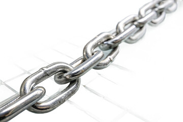 Obraz premium Industrial steel chain links with a bright reflective surface, set against a clean white studio background