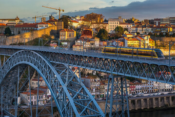 Obraz premium Subway train on famous Dom Luis I arch bridge in Porto, Portugal