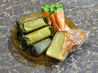 Traditional Indonesian cakes with various shapes and various flavors, served on a plate.