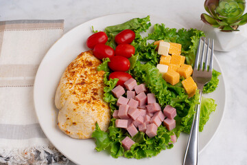 seasoned chicken breast with nixed salad