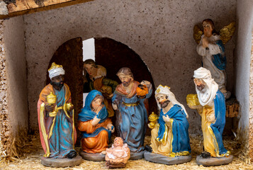 Portal de Bel&eacute;n con figuras pintadas a mano 