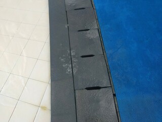 Fototapeta premium the edge of the swimming pool in blue