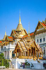 Obraz premium The Grand Palace was built same time as Bangkok. royal residences include Dusit Maha Prasat Throne Hall, Aphorn Phimok Prasat Throne Hall, Phiman Rattaya Throne Hall, Chakri Maha Prasat Throne Hall.