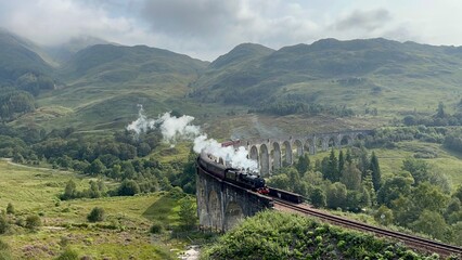 Jacobite Steam Train sur le viaduc de Glenfinnan  (Poudlard Express) 