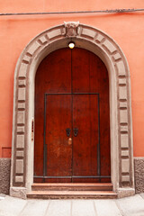 Portón de madera antiguo.