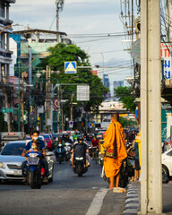 Naklejka premium Two world at one streat - zwei Welten auf einer Strasse