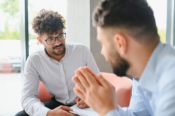 Obraz premium Psychologist listening to patient talking about problems during therapy session