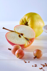 Quitte halber Apfel aufgeschnitten und Stachelbeeren, Obst, close up, Beeren, 
