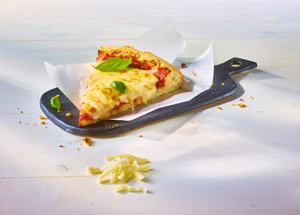  Pizzaslice auf schwarzem Brett mit Papier., Pizza, Käse, Italien, 