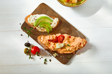  Weizenbrot mit Frischkaese Quark Aufstrich mit Avocadostreifen, Brotaufstrich