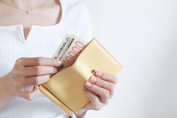 財布からお金を出す手元