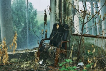 遗世的座椅：在废墟的岁月中沉思【Abandoned Chair Amidst Ruins: Contemplating the Passage of Time】