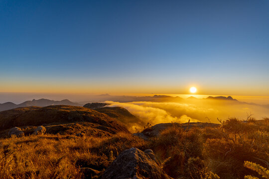A beautifully colorful sky at dusk at Pedra do A&ccedil;u, along the Petr&oacute;polis&ndash;Teres&oacute;polis long-distance trail.