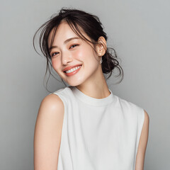 Fototapeta premium 笑顔できらめく綺麗な肌と白い歯を見せる日本人女性美人モデルの接写写真。オーラルケア、スキンケア、コスメ広告用。 