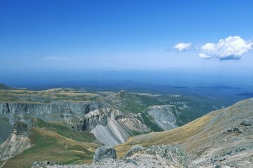长白山地质奇观：自然的艺术与力量【The Geological Wonders of Changbai Mountain: Nature's Artistry and Power】