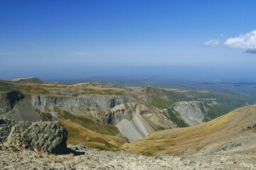 长白山地质奇观：自然的艺术与力量【The Geological Wonders of Changbai Mountain: Nature's Artistry and Power】