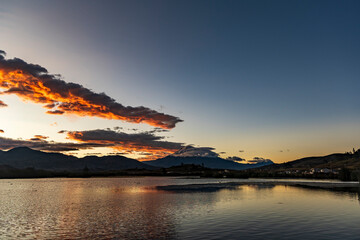 Puesta de sol en laguna de colta con Chimborazo de fondo 