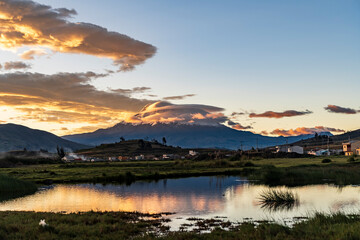 Puesta de sol en laguna de colta con Chimborazo de fondo 