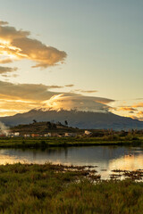Puesta de sol en laguna de colta con Chimborazo de fondo 