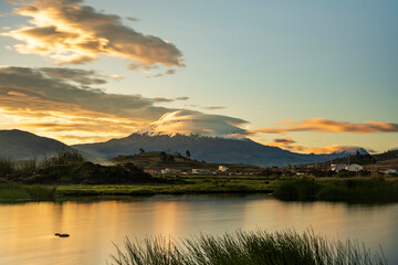 Puesta de sol en laguna de colta con Chimborazo de fondo 