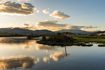 Puesta de sol en laguna de colta con Chimborazo de fondo 