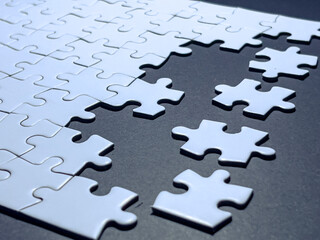 Obraz premium Close-up of missing puzzle pieces on dark background, symbolizing problem solving, solution, teamwork, opportunity and strategic planning concept.