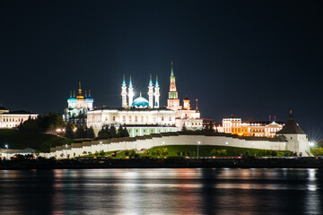 Obraz premium Night view of the Kazan Kremlin reflected in the river, Russia