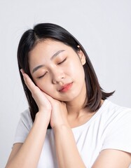 Fototapeta premium 日本人,女性,10代,眠そう,シンプルな白い背景,Simple white background,Japanese,Female,Teens,Sleepy