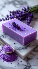 Lavendelseife mit getrockneten Lavendelblüten und Pulver.