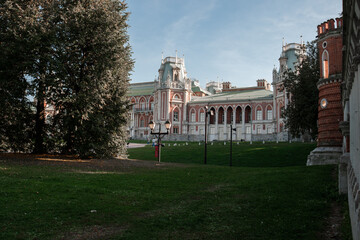 Obraz premium Guests stroll through Tsaritsyno Park, enjoying historic buildings and lush greenery, perfect for relaxation and exploration.