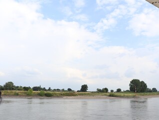 Obraz premium Calm lake with clear blue sky and reflections of surrounding nature