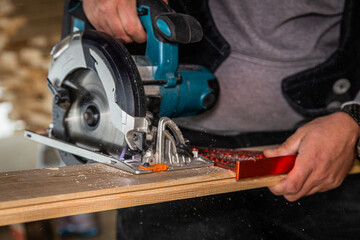 Handkreissäge sägt Holz