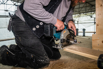 Handkreissäge sägt Holz