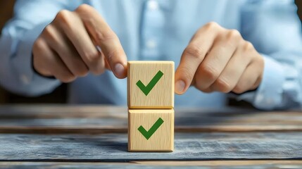 木のブロックと緑色のチェックマークを持つビジネスマン